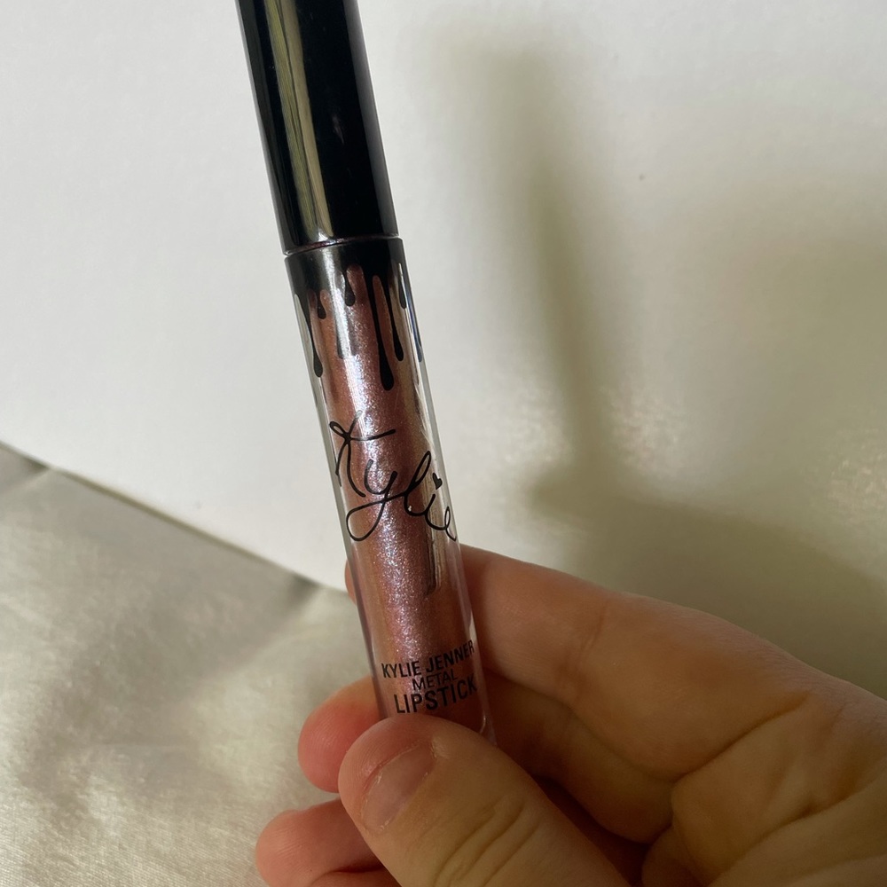 Kylie Cosmetics Glitter Gloss in In With The New